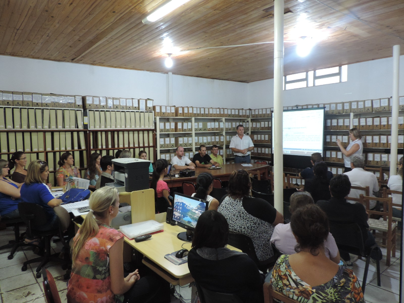 SMECD reunida com entidades para discutir o Plano Municipal de Educação